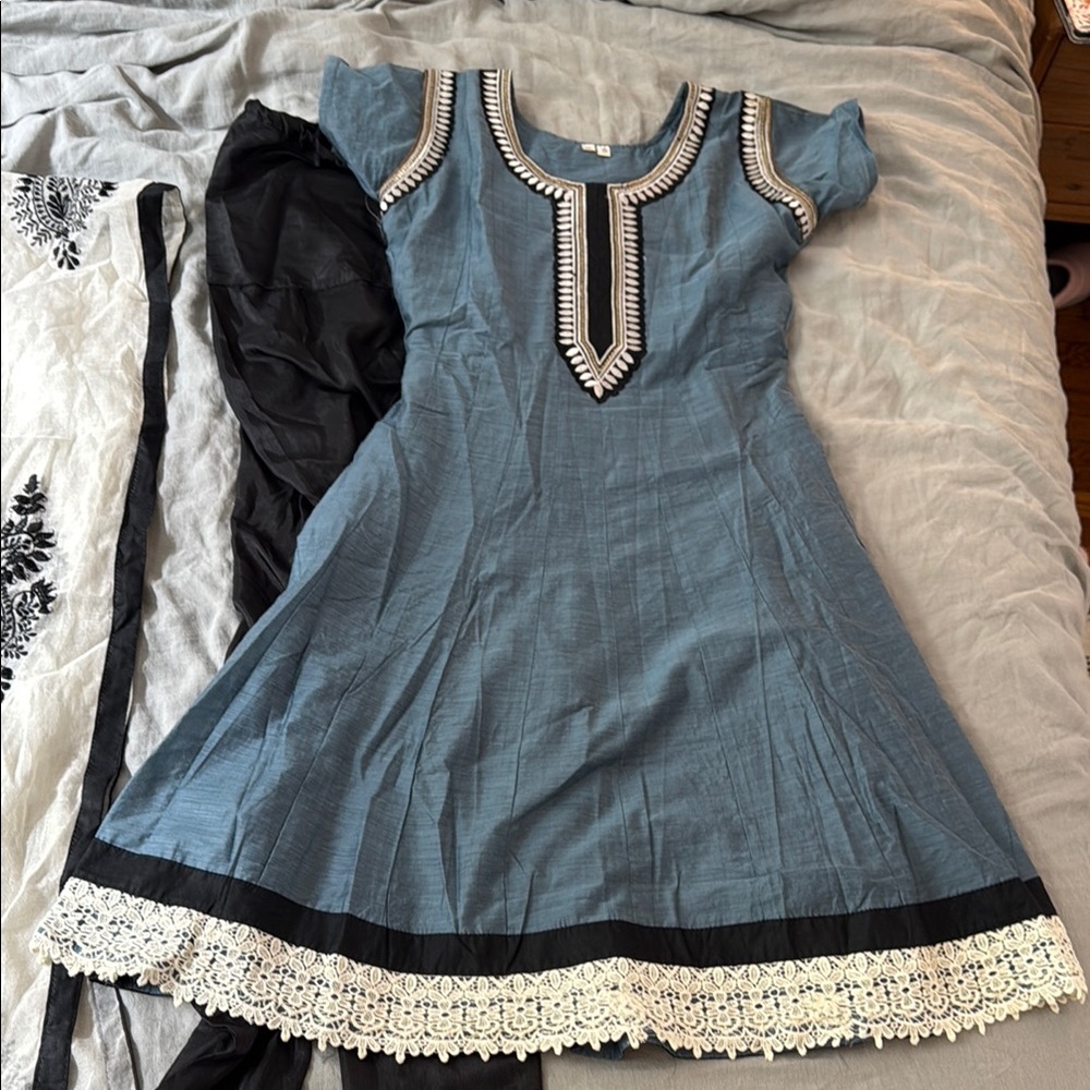 Indian kurta/Salwar (midi-length Indian dress with pants and scarf)
